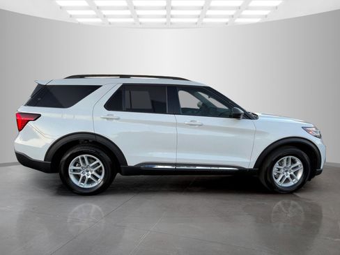 Used 2025 Ford Explorer Active image 3