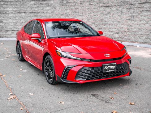 Certified 2025 Toyota Camry SE w/ Convenience Package image 2