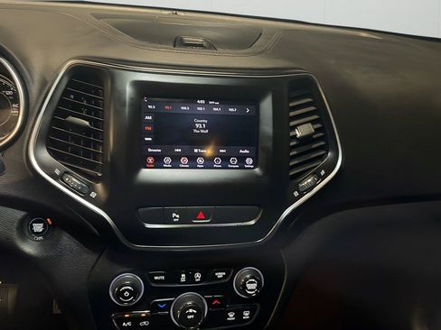Used 2019 Jeep Cherokee Latitude Plus FWD image 16