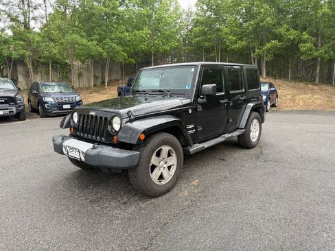 Used 2011 Jeep Wrangler Unlimited Sahara w/ Connectivity Group AWD/4WD image 2