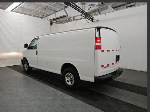Used 2021 Chevrolet Express 2500 RWD image 3