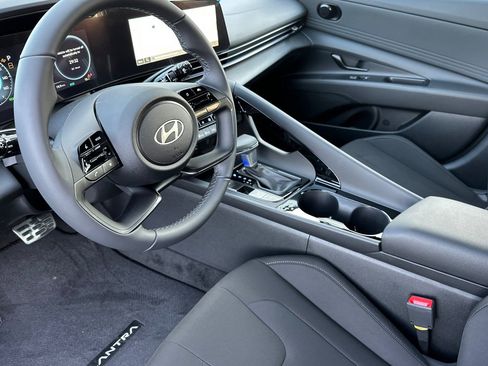 Used 2025 Hyundai Elantra SEL image 9