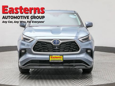 Used 2023 Toyota Highlander LE image 2