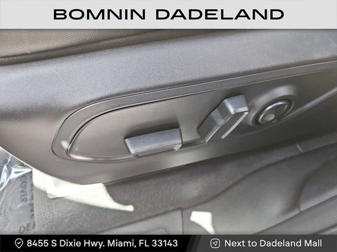 Used 2025 Jeep Grand Cherokee Limited w/ Black Appearance Package image 16