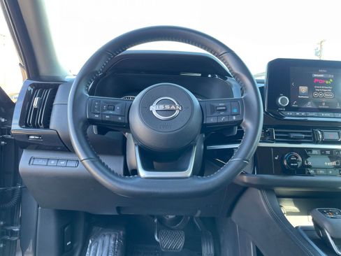 Used 2025 Nissan Pathfinder SV image 30