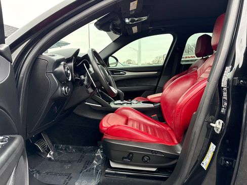 Used 2022 Alfa Romeo Stelvio Veloce image 22