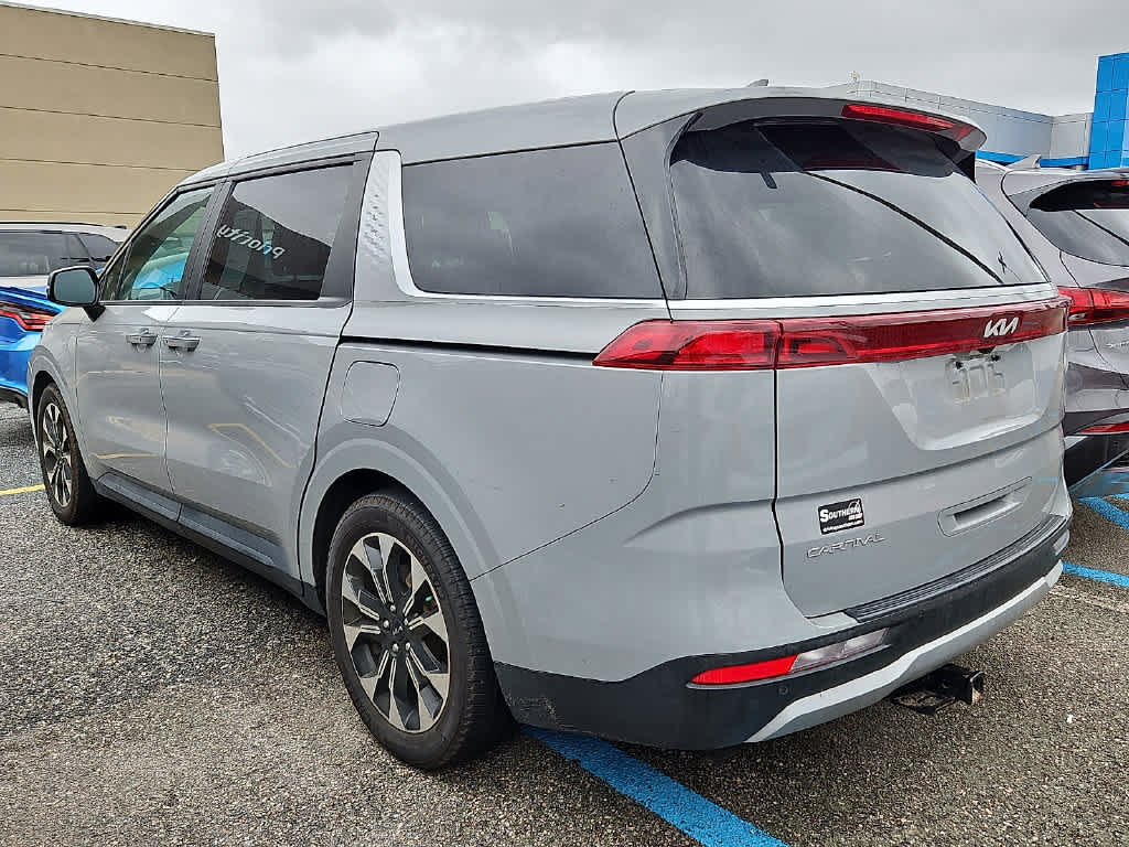 Used 2023 Kia Carnival EX FWD image 4