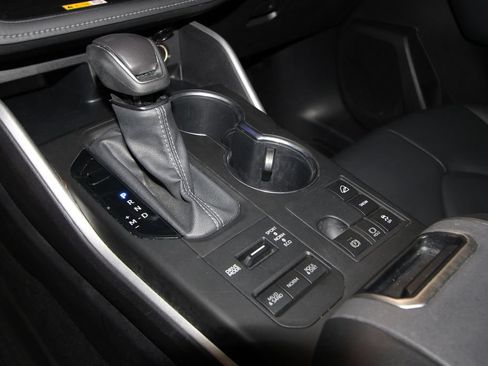 Used 2025 Toyota Highlander XLE AWD/4WD image 16