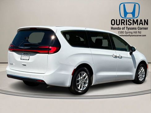 Used 2023 Chrysler Pacifica Touring-L FWD image 3
