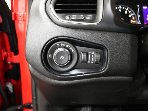 Used 2023 Jeep Renegade Latitude w/ Premium Group image 8