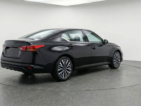 Used 2025 Nissan Altima 2.5 SV image 9