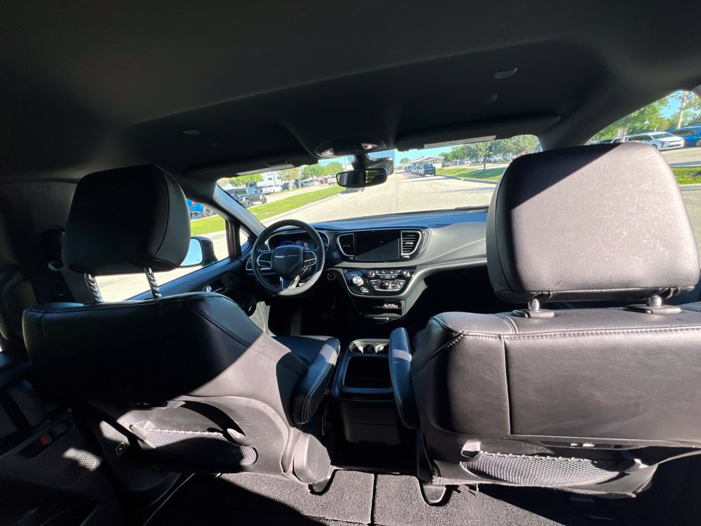 Used 2025 Chrysler Pacifica Select FWD image 19
