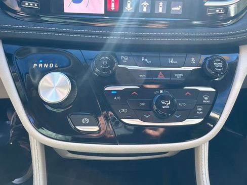 Used 2023 Chrysler Pacifica Limited image 38