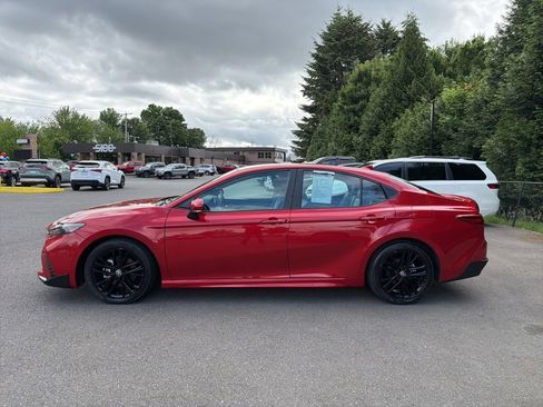 Used 2025 Toyota Camry SE FWD image 3