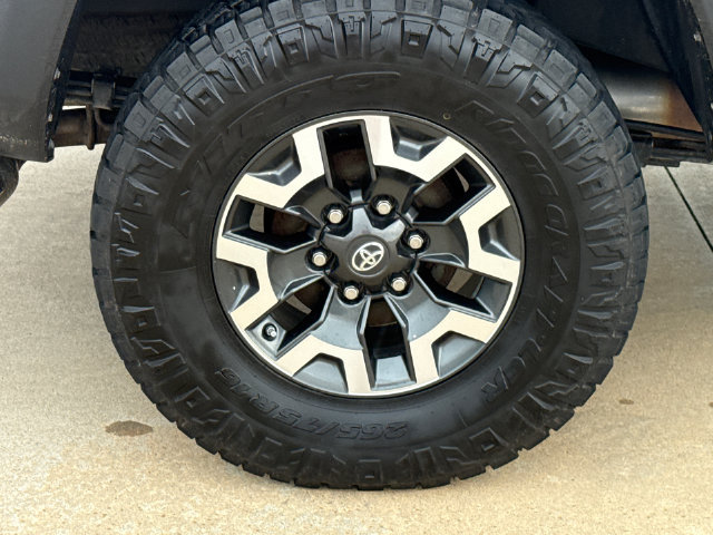 Used 2017 Toyota Tacoma TRD Off-Road AWD/4WD image 10