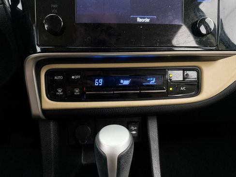Used 2017 Toyota Corolla LE w/ Carpet Mat Package (TMS) FWD image 17
