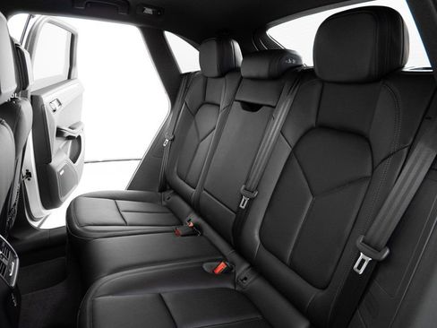 Certified 2026 Porsche Macan AWD/4WD image 22