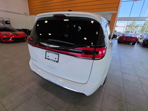 Used 2024 Chrysler Pacifica Touring-L FWD image 8