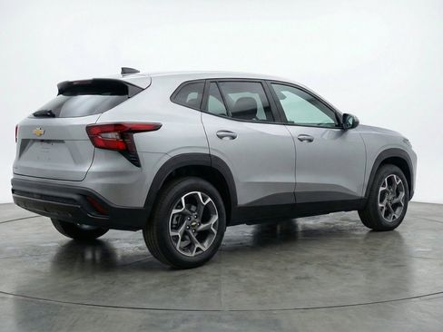 Used 2025 Chevrolet Trax LT FWD image 9