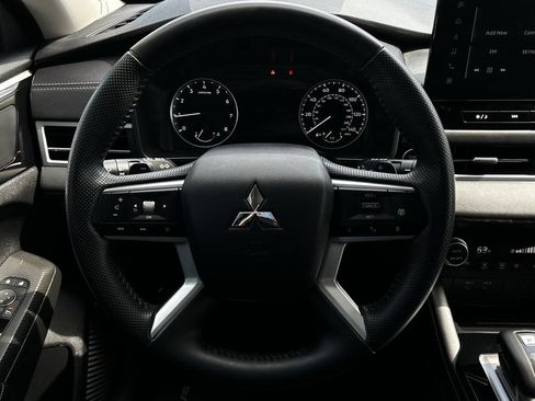 Used 2025 Mitsubishi Outlander SE FWD image 12