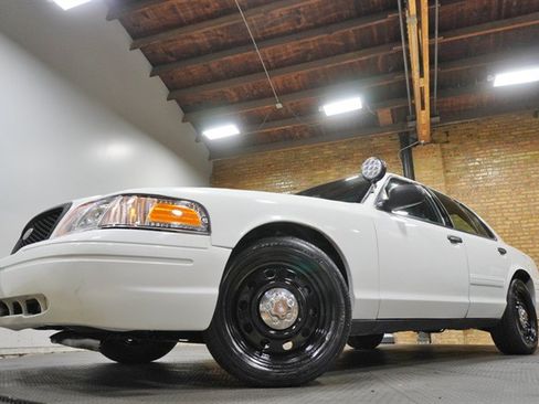 Used 2011 Ford Crown Victoria Police Interceptor RWD image 3