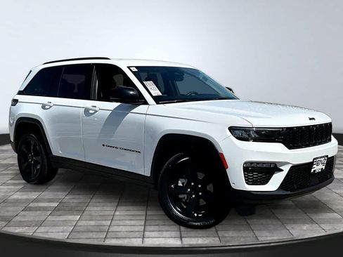 Used 2023 Jeep Grand Cherokee Limited w/ Luxury Tech Group II AWD/4WD image 3