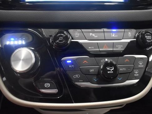 Used 2024 Chrysler Pacifica Touring-L FWD image 27