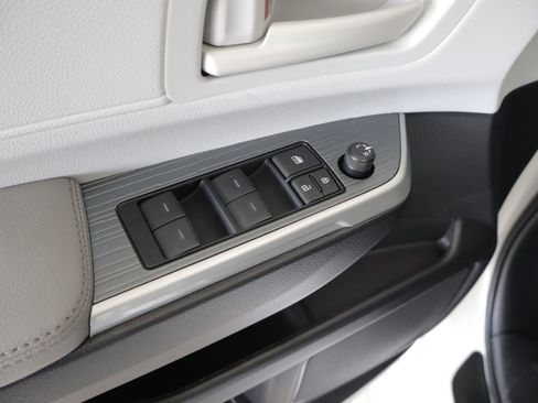 Used 2025 Toyota Sienna LE AWD/4WD image 11
