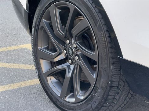 Used 2018 Land Rover Discovery HSE image 9