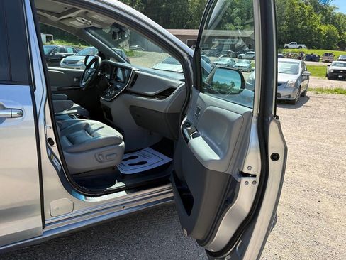 Used 2017 Toyota Sienna XLE Premium AWD/4WD image 18