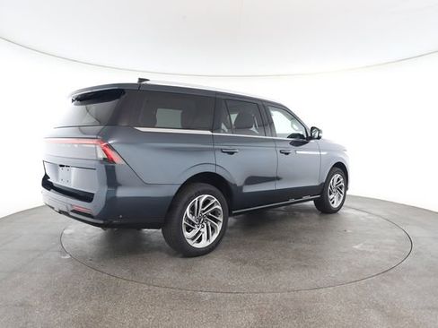 Used 2025 Lincoln Navigator Reserve image 18