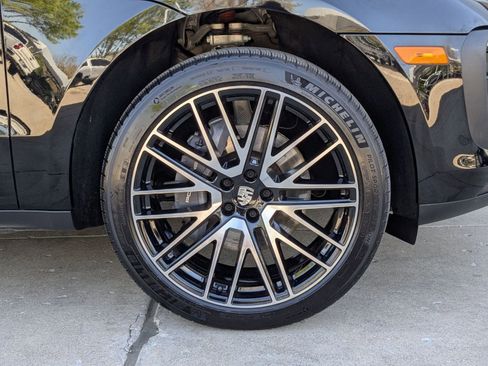 Certified 2025 Porsche Macan image 29