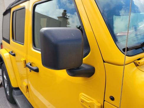 Used 2018 Jeep Wrangler Unlimited Sahara AWD/4WD image 8