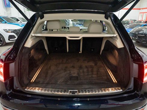Used 2020 Bentley Bentayga V8 image 30