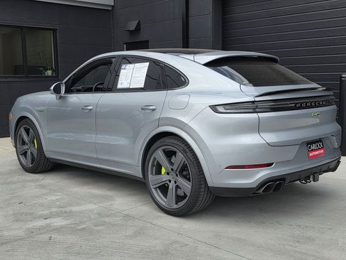 Certified 2025 Porsche Cayenne Turbo image 3