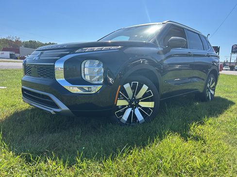 Used 2025 Mitsubishi Outlander AWD image 2