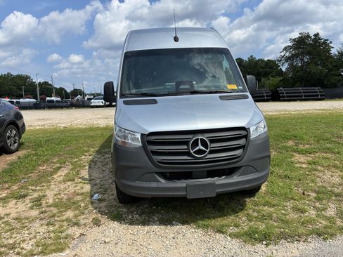 Used 2025 Mercedes-Benz Sprinter 2500 image 2