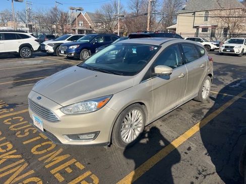 Used 2017 Ford Focus Titanium image 2