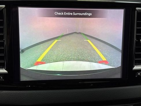 Used 2024 Chrysler Pacifica Touring-L FWD image 2