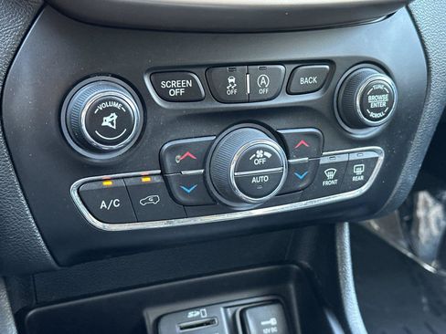 Used 2016 Jeep Cherokee Limited w/ Luxury Group AWD/4WD image 20