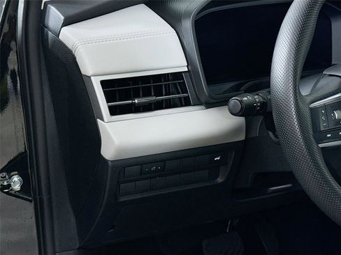 Used 2025 Mitsubishi Outlander SE image 10