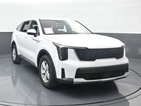 Used 2024 Kia Sorento LX image 9