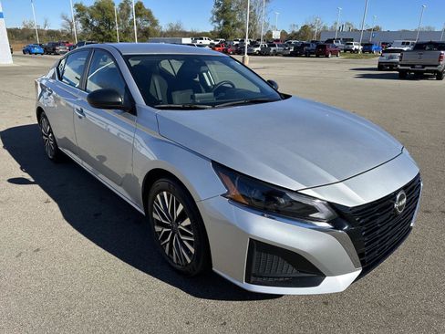 Used 2024 Nissan Altima 2.5 SV image 11