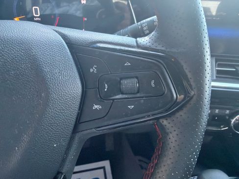 Used 2025 Chevrolet Trax RS w/ Sunroof Package FWD image 17