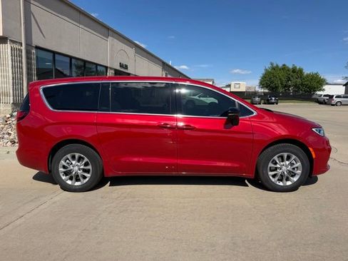 Used 2026 Chrysler Pacifica Select AWD/4WD image 5