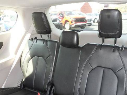Used 2024 Chrysler Pacifica Touring-L FWD image 14