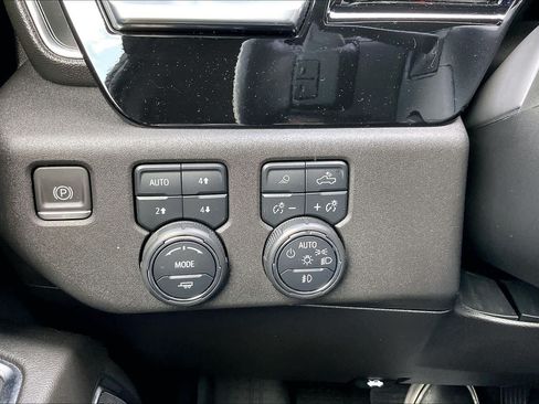 Certified 2022 Chevrolet Silverado 1500 High Country w/ High Country Premium Package AWD/4WD image 32