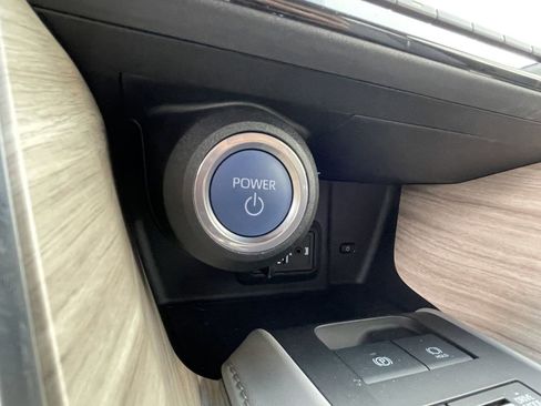 Used 2021 Toyota Venza XLE w/ Softex Package image 32