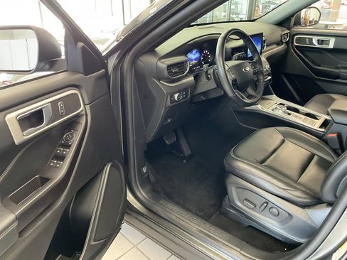 Used 2020 Ford Explorer XLT w/ Equipment Group 202A image 8