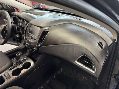 Used 2018 Chevrolet Cruze LT image 14
